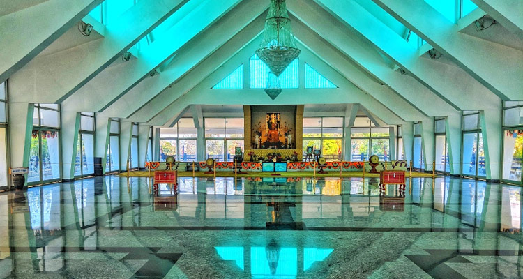 Meditation sessions at Dragon Palace Temple